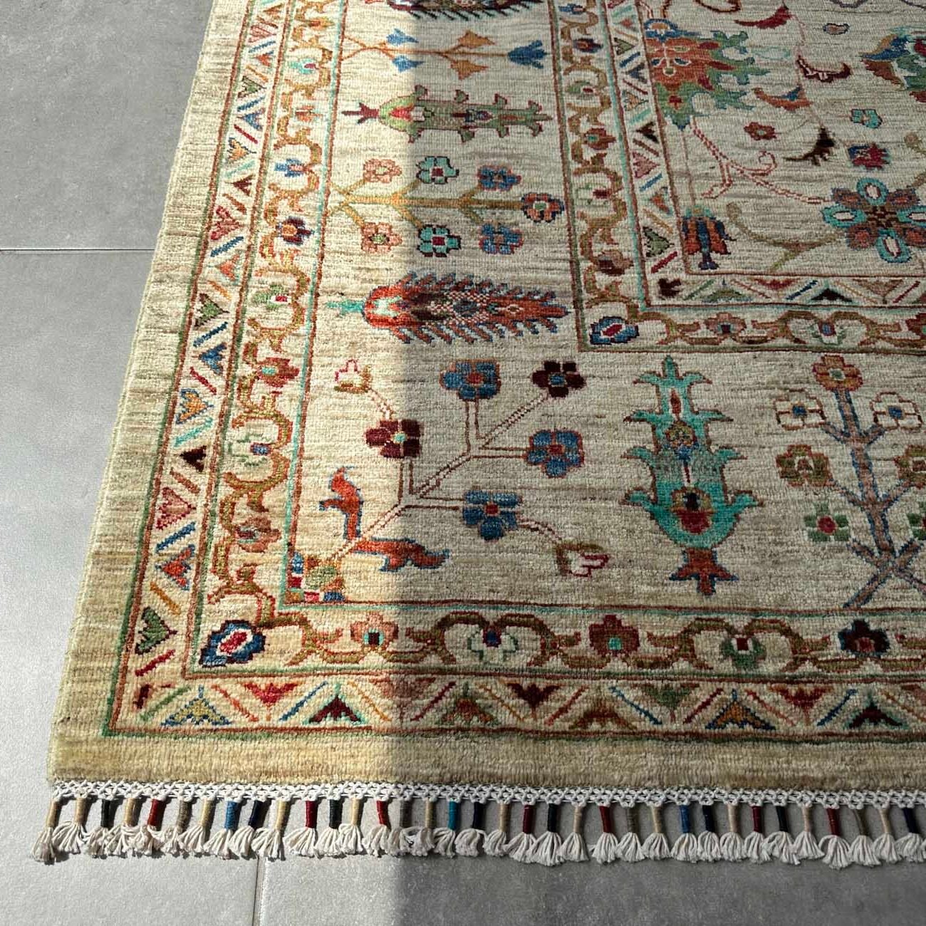 El Dokuma Bej Floral Sultani Yün Halı (245x285 cm) - Görsel 3